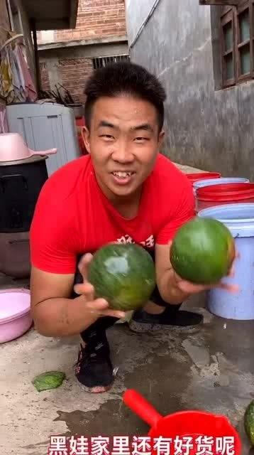 精神小伙打架吃瓜,精神小伙打架，围观群众吃瓜热议